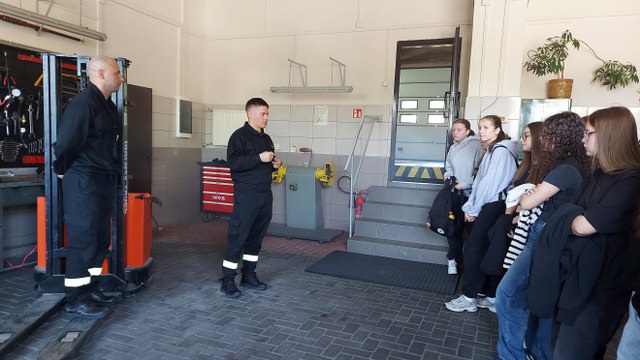 Zadymione pomieszczenie, ratowniczy sprzęt i adrenalina – wizyta w świecie strażaków #edukujeszratujesz