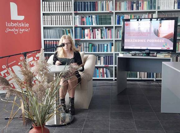 Udział uczennicy I LO w VI Regionalnym Konkursie Pięknego Czytania „Książkowe podróże”