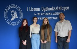 Nauczyciel geografii z uczennicami