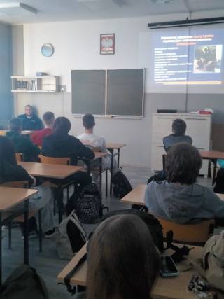 Spotkanie pierwszoklasistów z policjantem