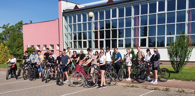 Na dwóch kółkach po malowniczych „bezdrożach" powiatu krasnostawskiego - wyprawa rowerowa młodzieży z I LO 