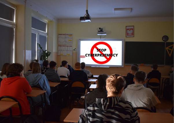 Bezpieczeństwo w sieci i na drodze - spotkanie z policjantem