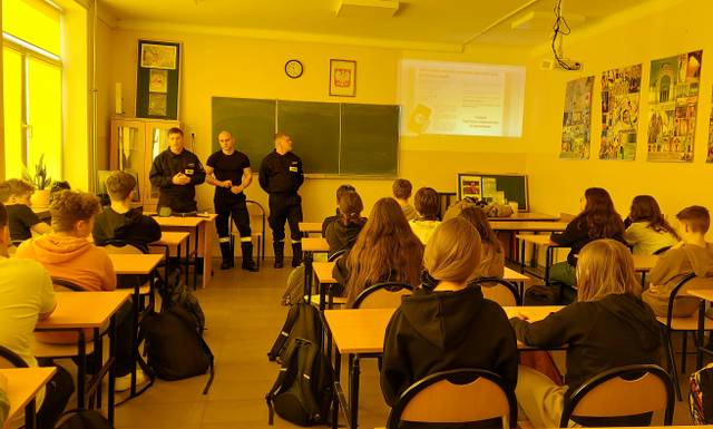 Uczymy się o bezpieczeństwie od profesjonalistów: Wizyta Strażaków w naszym Liceum