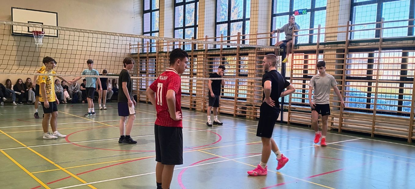 Gramy razem! Międzyklasowe rozgrywki w piłkę siatkową!
